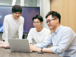 株式会社京都ヘルスケアＩＴ Webエンジニア／自社内開発／年休141日／引越し費用補助