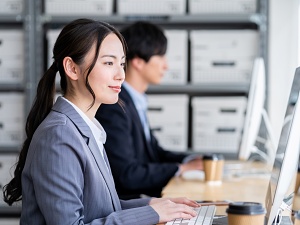 ロイストレーディング株式会社 貿易事務／未経験歓迎／英語スキル不問／在宅制度あり／残業少