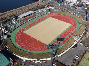 ヨコハマ弾性舗装システム株式会社 各種スポーツ・学校施設・景観舗装の施工管理／残業月10H以内