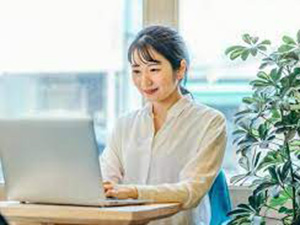 株式会社イクロスホールディングス(イクロスグループ) 営業事務・総務／完全週休2日・在宅ワークあり（シフト制）