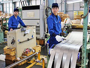 タカサゴスチール株式会社 工場スタッフ／賞与実績5.8ヶ月分／年休120日／残業少なめ