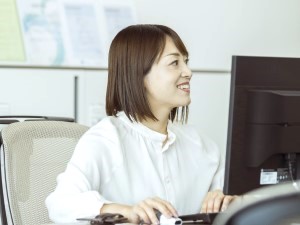 兼松アドバンスド・マテリアルズ株式会社 営業事務／年休125日／土日祝休み／駅チカ