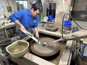 株式会社安中特殊硝子製作所 歴史と伝統あるガラス加工職／年休122日／土日祝休／賞与あり