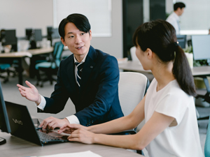 大阪シーリング印刷株式会社 マーケティング職／年休125日／残業月10h／リモート可