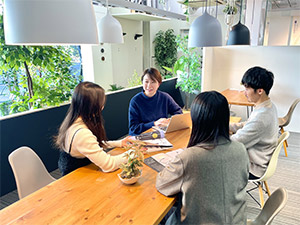 山田照明株式会社 総務／定着率100%／残業月約10h／年間休日124日