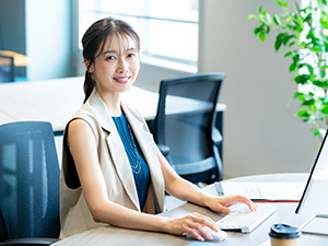 株式会社エバーグリーンクリエイター ECサイトの運営事務スタッフ／電話対応なし／年休121日以上