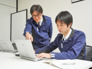 株式会社首都圏物流 経理／管理職／残業なし／賞与年2回／転勤なし／駅徒歩3分
