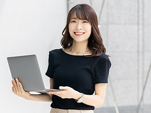 株式会社エバーグリーンクリエイター 自社ECのマーケター！WEBディレクター経験歓迎／土日祝休