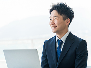 霊源寺 経理／経験者歓迎／年齢不問／賞与年2回／駅近オフィス