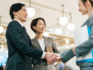 ターナー色彩株式会社 絵具・塗料の海外営業／英語・営業スキルを活かす／年休120日