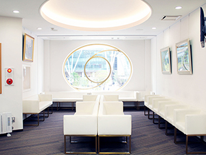 医療法人社団　秀仁会　深作眼科 眼科検査・眼鏡製作スタッフ／完全土日祝休み・年休120日以上