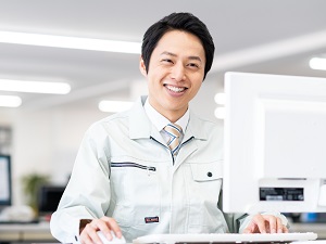 ターナー色彩株式会社 色彩メーカーの事務部門／年休120日／賞与年3回／残業10h