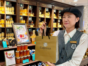 Ｌ’ＡＢＥＩＬＬＥ株式会社（ラベイユ） 蜂蜜専門店の販売スタッフ／賞与年2回／残業ほぼなし／転勤なし