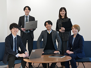 株式会社ロジクエスト 物流企業の労務担当／土日祝休／残業少／業務拡大中の成長企業