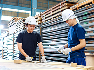 スズキテクノス株式会社 倉庫スタッフ（梱包 ・発送）／未経験歓迎／学歴不問／土日祝休