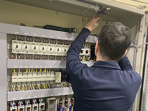 株式会社マカベ 産業機械の電気制御設計／月給30万円以上／年間休日126日