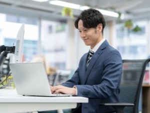 上松電子株式会社 社内SE／完全週休二日制／安定基盤／残業月20H以下／土日休