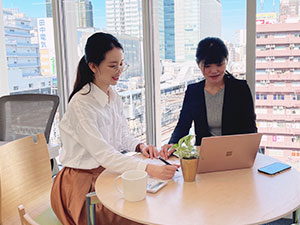 日本創智株式会社(「中軟国際有限公司」のグループ会社) 事務系総合職／年休121日／月給25万円～／残業月10h以下