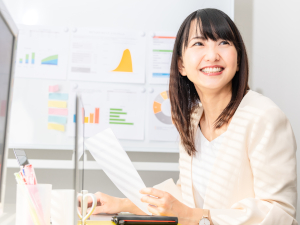 株式会社ピンナップスアーティスト 経理スタッフ／業界不問／ネイル服装自由／賞与5か月／女性活躍