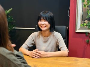 株式会社フォリネス SNS広告営業／未経験OK／月給32万～80万円／賞与年2回