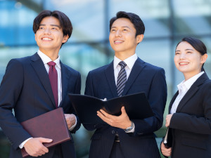 株式会社ＹＬＤ 店舗開発サポートスタッフ／月給35万円～／賞与2回／土日祝休