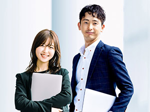 株式会社イーストアンドウエスト 採用アシスタント／英語力を活かして月給30万円～／土日祝休