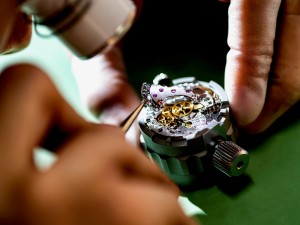 株式会社アールケイエンタープライズ(コメ兵HDグループ) 時計の修理技術者／年休125日・土日祝休み／残業ほぼなし