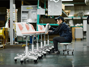 東海金属工業株式会社 家具メーカーの製造スタッフ／年休120日以上／残業ほぼなし