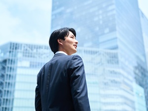 アストンジャパン株式会社 商社営業／平均年収889万円／年休120日／土日祝休／残業無