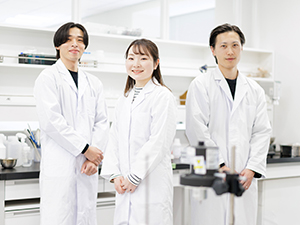 株式会社アクシージア【スタンダード市場】 スキンケア商品の研究開発スタッフ／残業月10h／年休128日