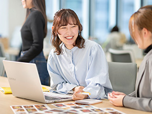 株式会社ビルボ 広告デザインのアシスタント／未経験可／年休120日～／賞与有