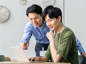 株式会社AXL ITエンジニア（インフラ・開発）／定着率95％／年休125日