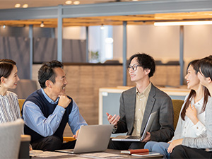 株式会社Auren ユニセックスアパレル・雑貨ブランドのデザイナー／土日祝休み