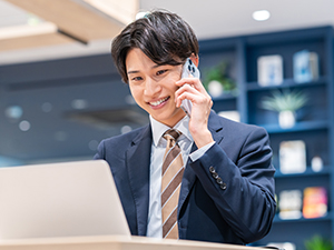 ボンド商事株式会社 商社営業／年休125日／月給25万円以上／フレックス制