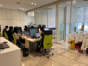 株式会社夢・八天 銀座オフィス／経理・総務／服装・ネイル自由／土日祝休／残業無