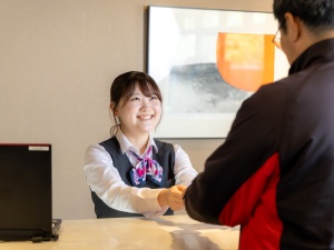 小田原箱根観光株式会社 箱根で叶えるフロント職／未経験歓迎／残業少なめ／食事手当あり