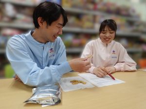 株式会社ギンビス お菓子の製造職／未経験OK／勤務時間固定／格安社内販売あり