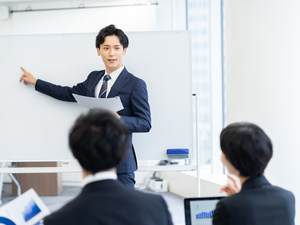 ランスタッド株式会社 研修担当（企画・設計）・月給32万円以上・新規立ち上げ／SV