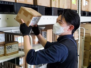 プレミアムプラスジャパン株式会社 倉庫管理／未経験歓迎／年休124日／土日祝休／冷暖房完備