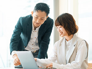 株式会社クレドール アシスタント事務／未経験可／賞与有／ネイル&髪型自由／残業少