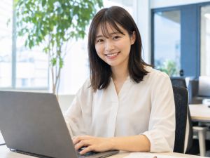 株式会社エンパワー 総合職／DX・企画／月給50万円～／賞与年2回／残業ほぼなし