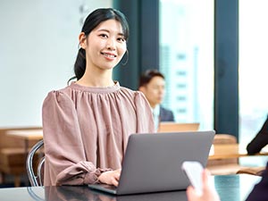 株式会社トゥーバトレーディング 英語を活かせる貿易事務／月給25万円～／土日祝休／残業少