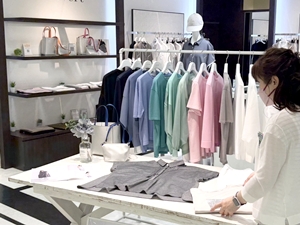 株式会社ウールン商会(株式会社アミカグループ) 百貨店アパレルの販売スタッフ／定着率90％以上／未経験OK