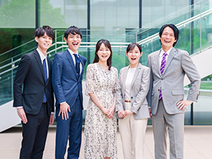 株式会社トラスト(VTホールディングスグループ) 人事総務スタッフ／フレックス制／土日休み／年休120日以上
