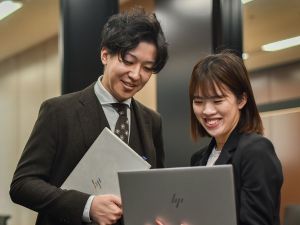 株式会社エンパワー プレイングマネージャー／月給50万円～／賞与年2回／転勤なし