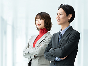 株式会社ウェブ 店舗統括／月給40万円以上／実質年休121日／原則定時退社