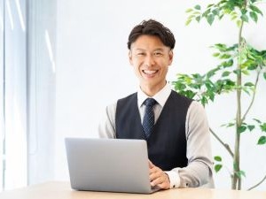 株式会社リンレイサービス 労務（幹部候補）／フレックス・リモートワーク有・年休123日