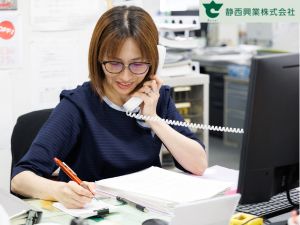 静西興業株式会社 申請業務の「事務職」／年収400万円～／賞与年3回／・土日休