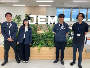 日本電子材料株式会社【スタンダード市場】 製造／未経験歓迎／年休136日／賞与5カ月以上／家族手当あり