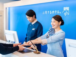 株式会社東横イン（東横INN大阪弁天町） ホテリエ（フロント業務）／年休169日／月給25.5万～